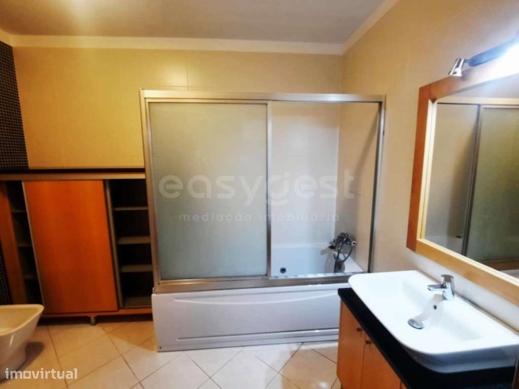 Apartamento T4 Amplo, Moderno e Bem Localizado - Grande imagem: 5/18