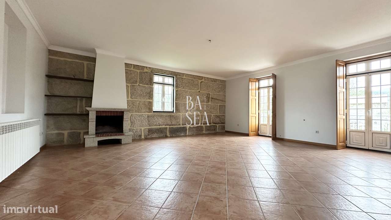Quinta com 3 Habitações 2 Armazéns e 1 ha de Vinha em Barbeita Monção.-40