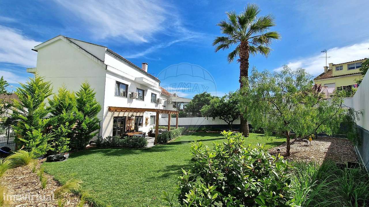 Moradia T4 à venda em Corroios-5