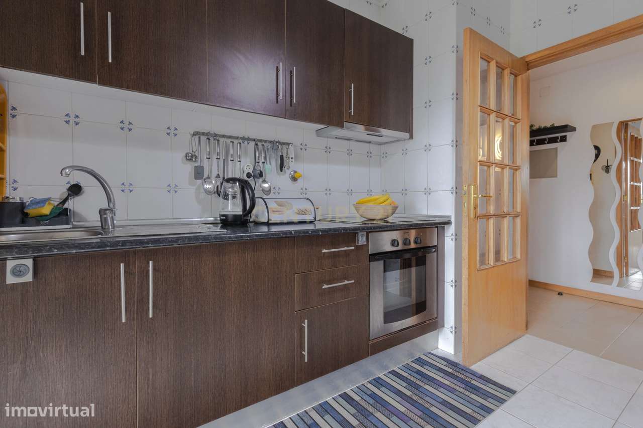 Fantástico Apartamento T2 com Lareira, Varanda e Lugar de Garagem | Fâ-9