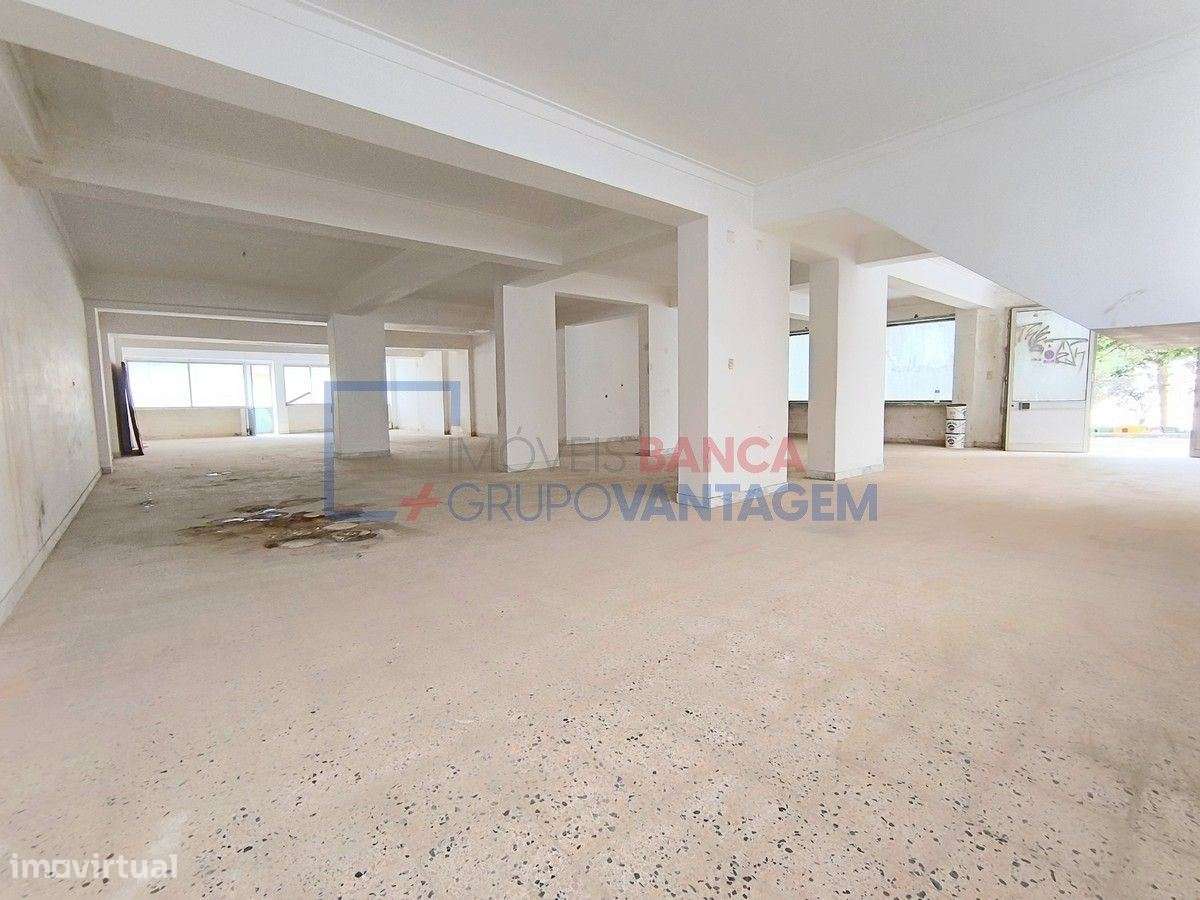 Loja 210m2 Cacém - Entrada para Carros - Grande imagem: 1/30