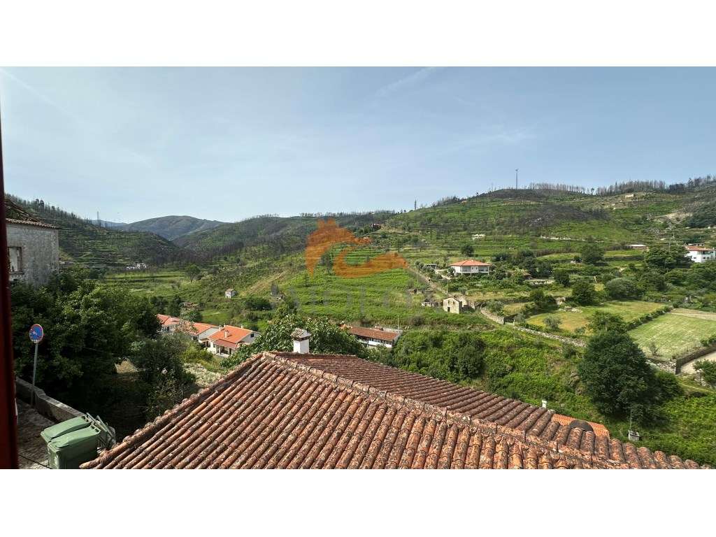 Moradia pronta a habitar localizada na Vila de Avô - Documentação c...-11