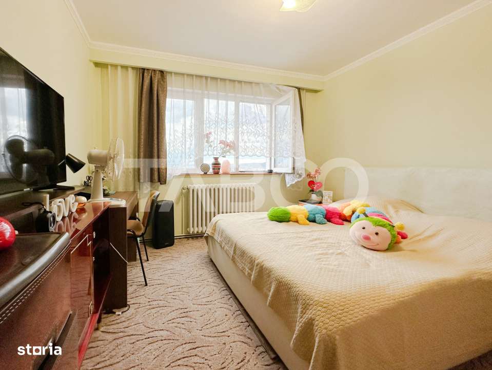 Apartament decomandat cu 3 camere - balcon si pivnita in bloc cu lift - Imagine principală: 5/8