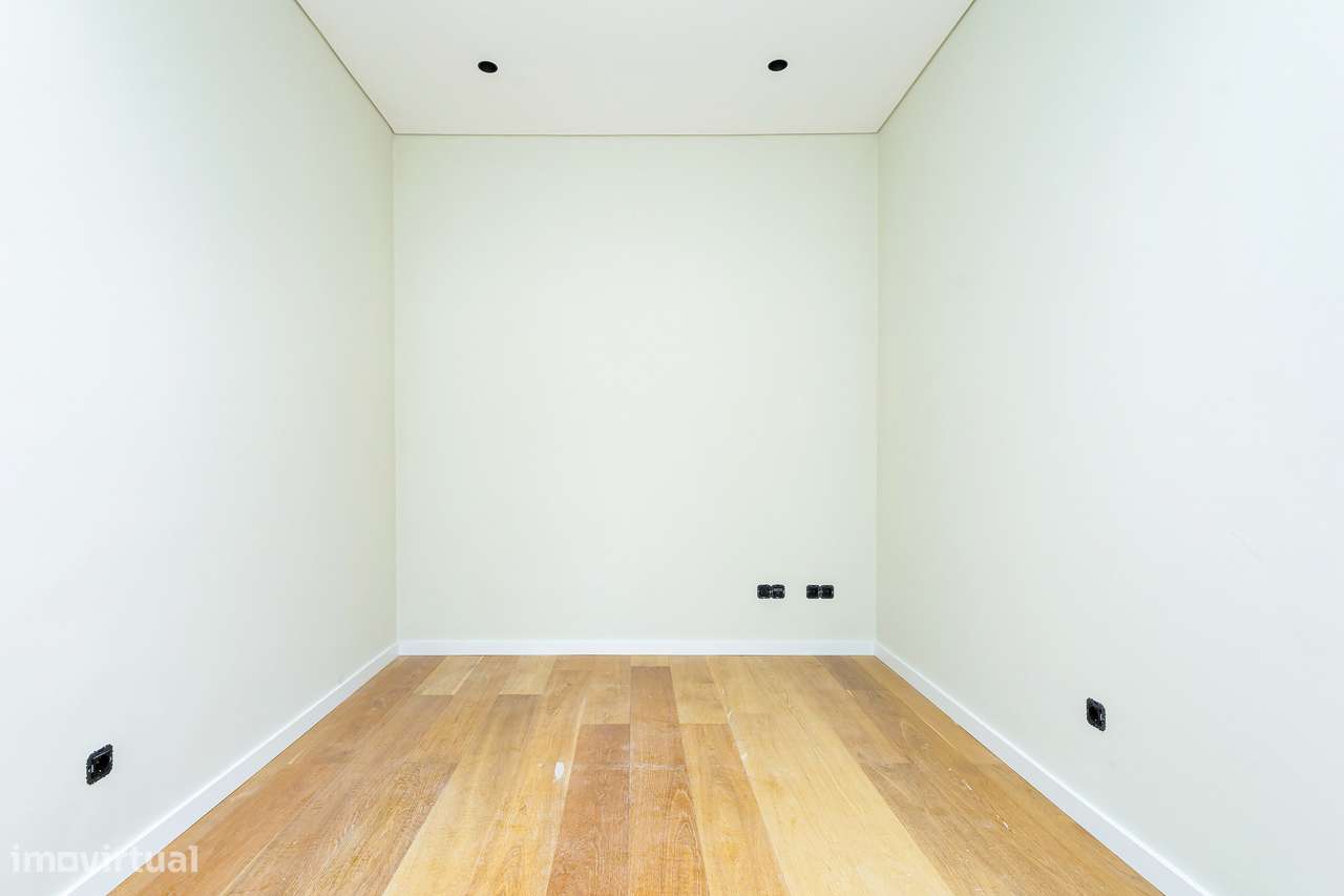 Moradia Isolada Remodelada com Piscina, 4 Quartos e Garagem para 3 Car-15