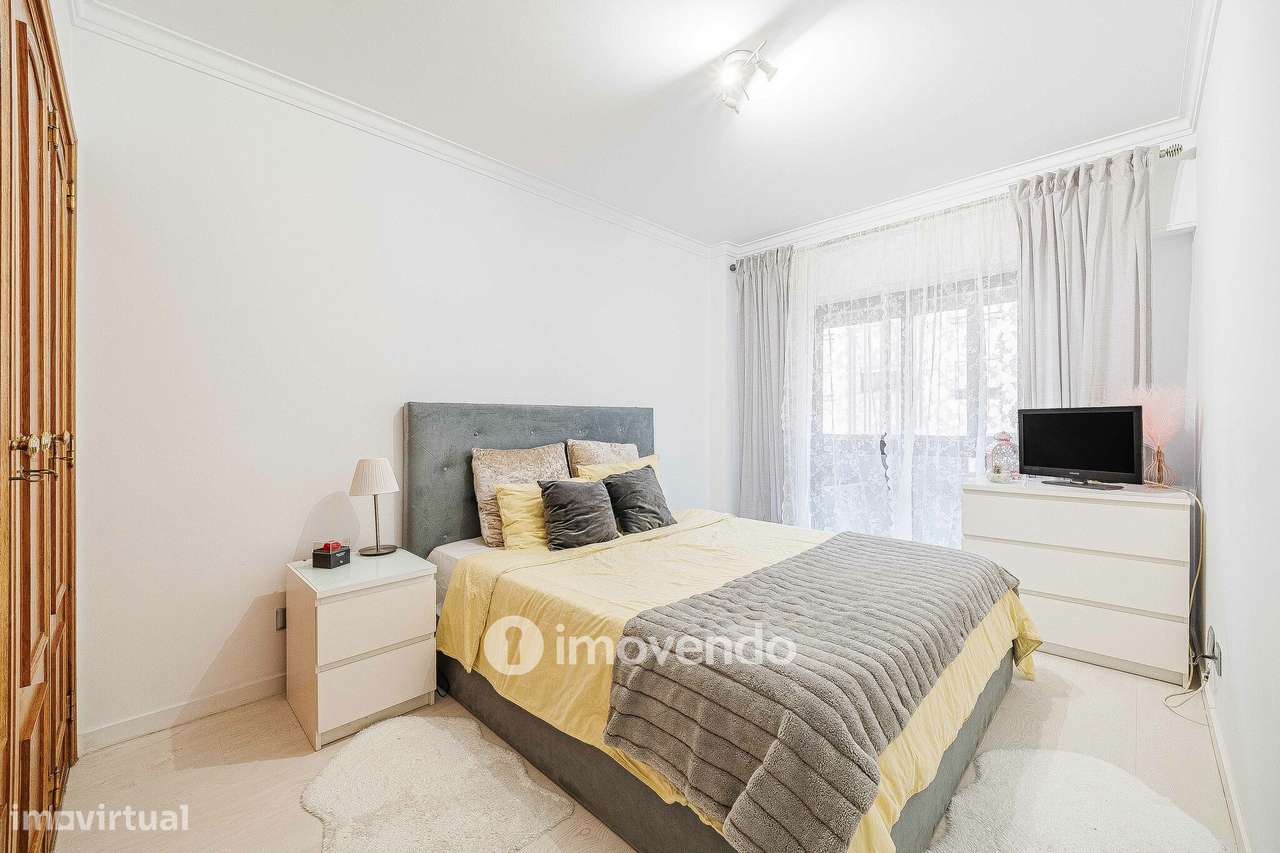 Apartamento T3, com estacionamento e arrecadação, na Ramada-18