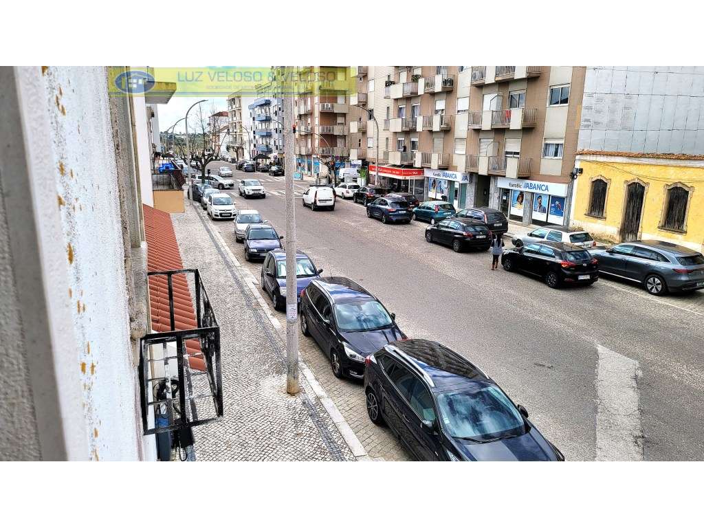 Prédio Urbano de R/C, 1º, 2º andares para Comércio em Cartaxo-22