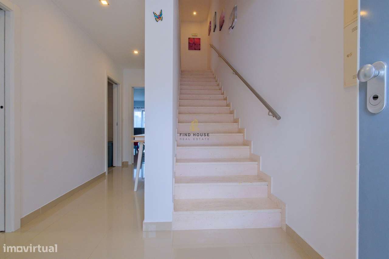 Moradia T3 com piscina, jardim e garagem box, na Caparica-9