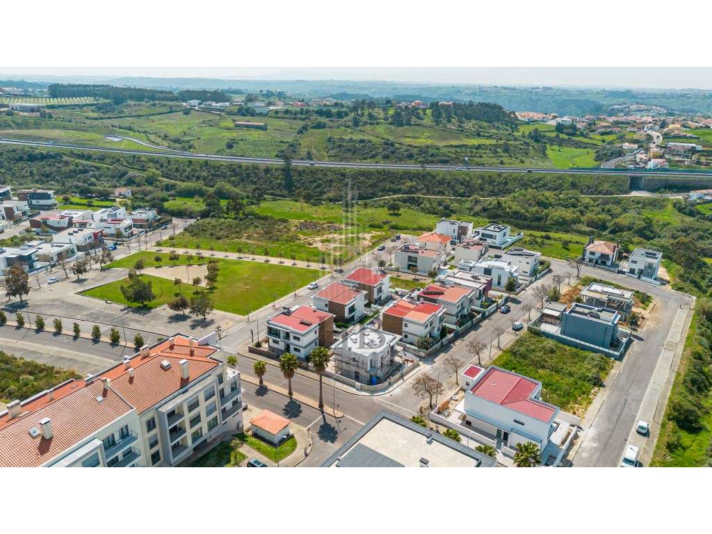 Moradia T4 de Luxo com Piscina Privativa e Jardim | Mafra-31