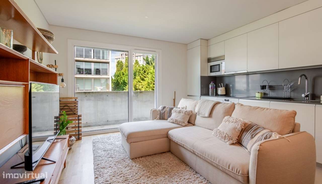 Apartamento T1 com varanda em Lordelo do Ouro no Porto-1