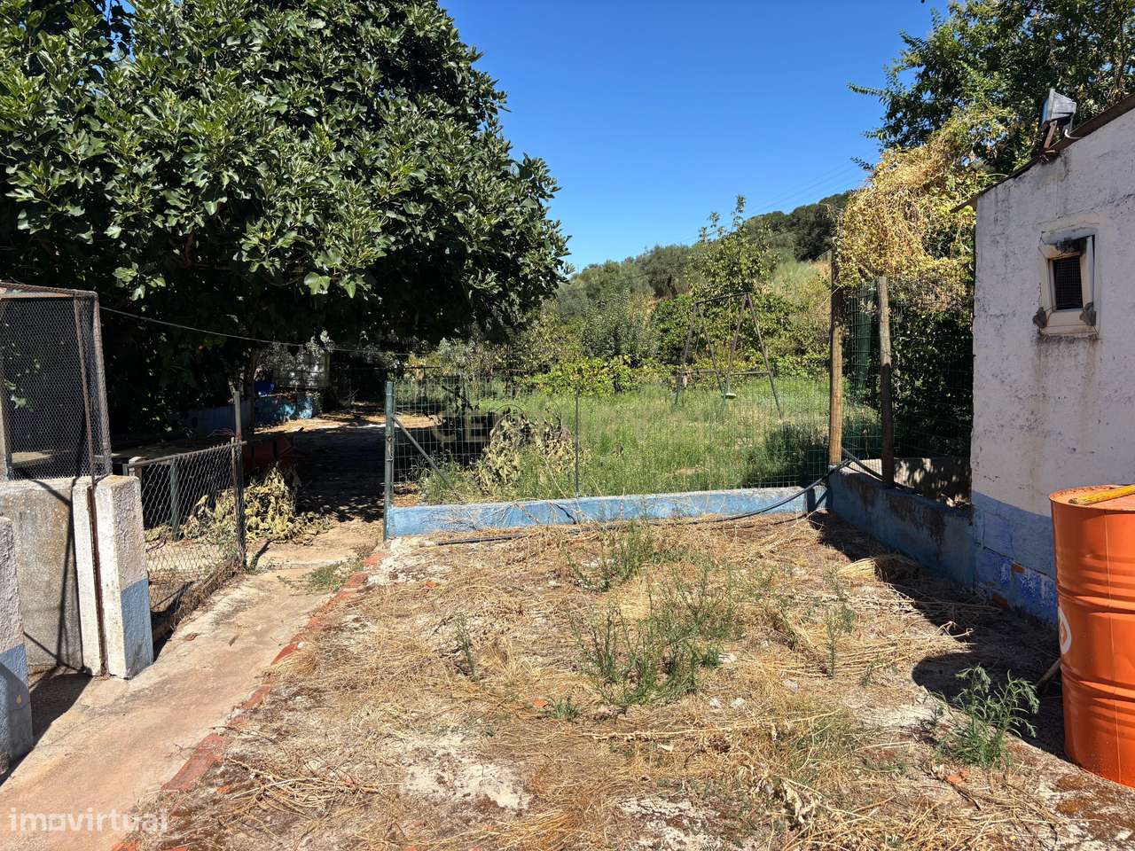 Quintinha com Moradia T2 + Armazém | 2ha vedados | Rio | Fruteiras | A-39