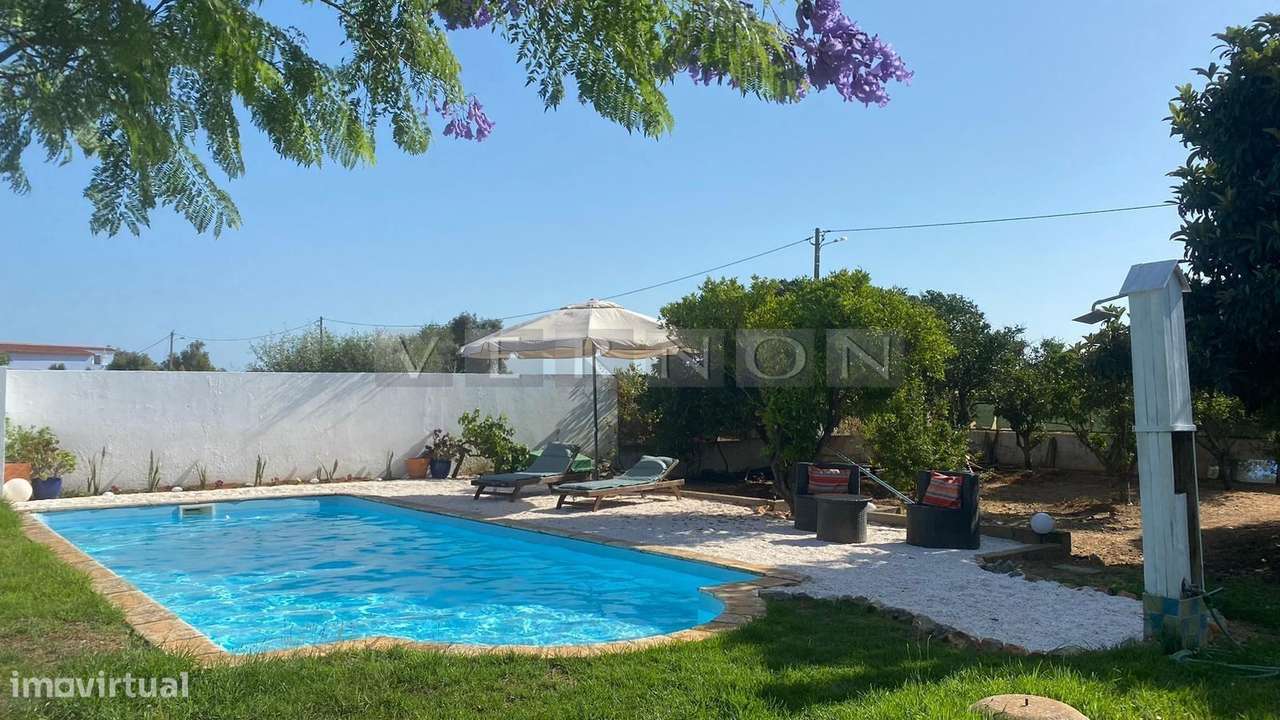 Charmosa e espaçosa moradia com 3 quartos e piscina para venda entre L-35