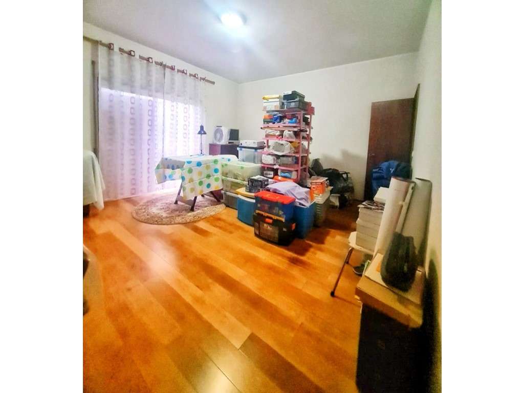 Moradia V4/T4 rés do chão e isolada em Guifões- Porto-12