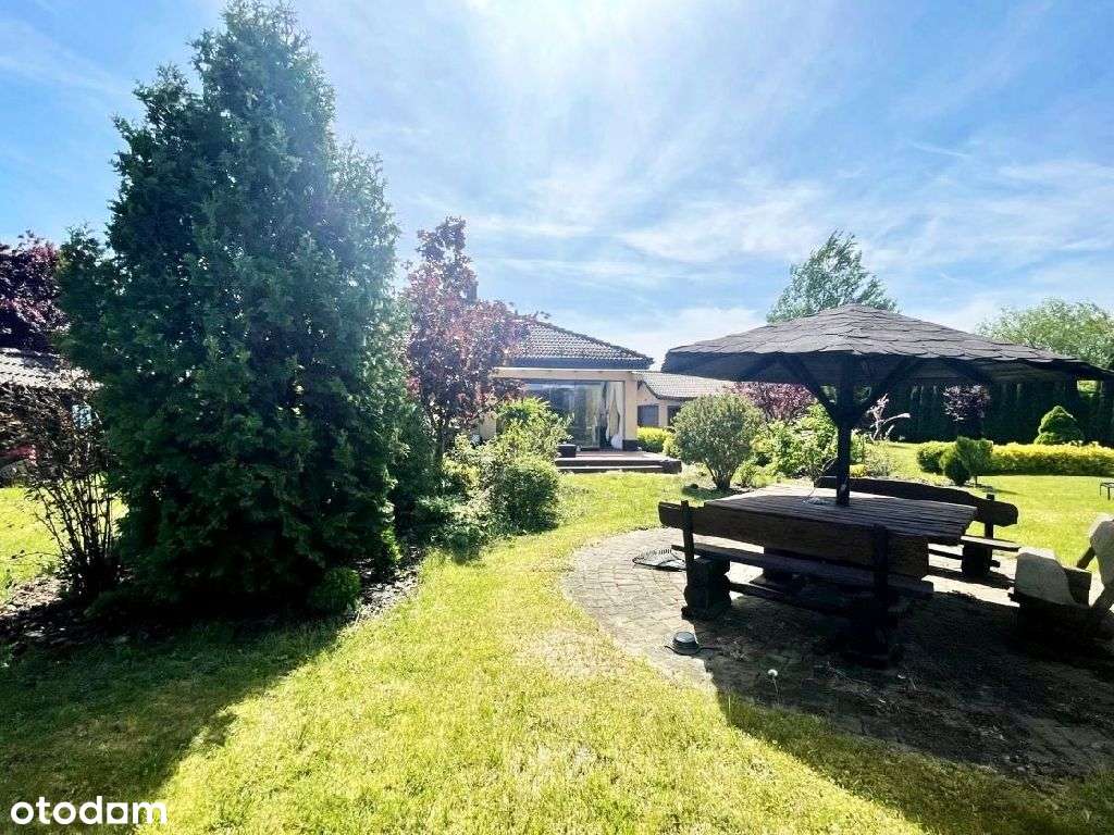 Sześciopokojowy dom z trzema garażami i wiatą-10