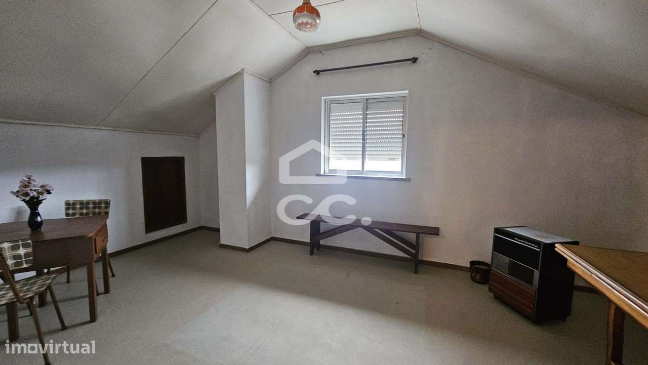 Moradia V4 com 174 M2, aproveitamento de sótão, garagem para 2 viatura-42