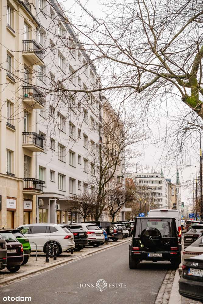 Ściana okien, zieleń i cisza|35m² na Mokotowskiej-17