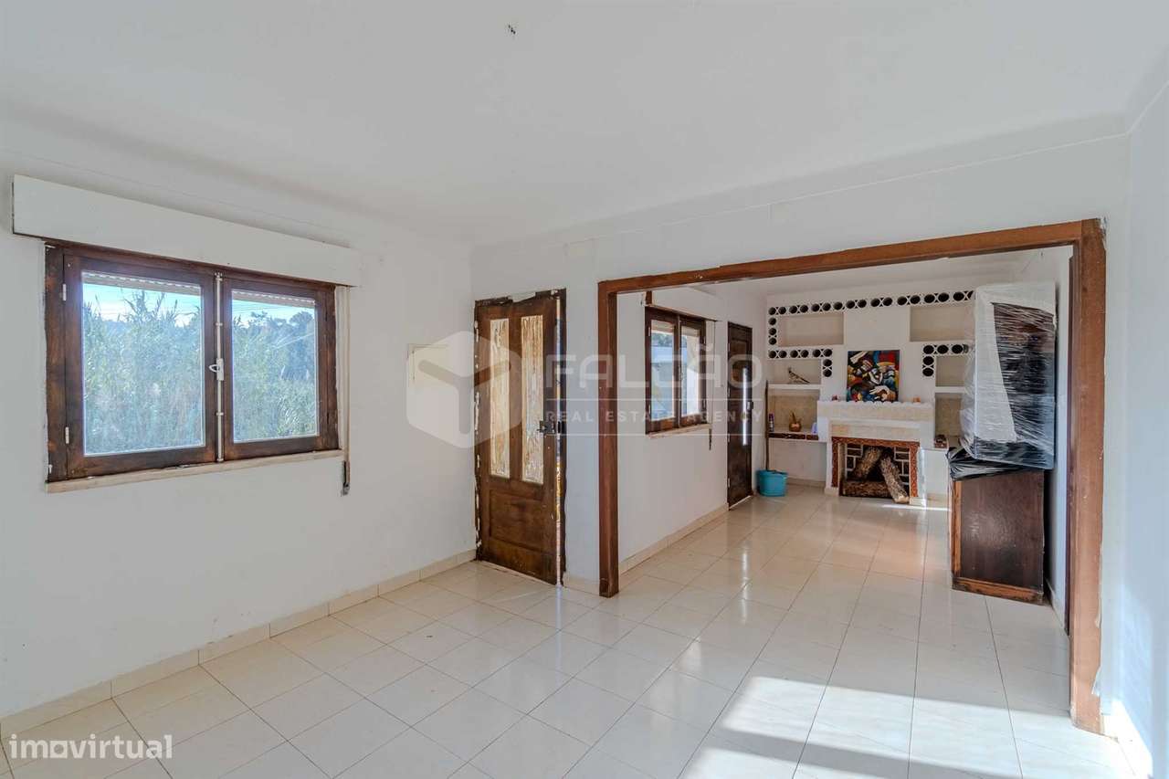Moradia T3 em Alcobertas com lareira, varanda e potencial de investime-11