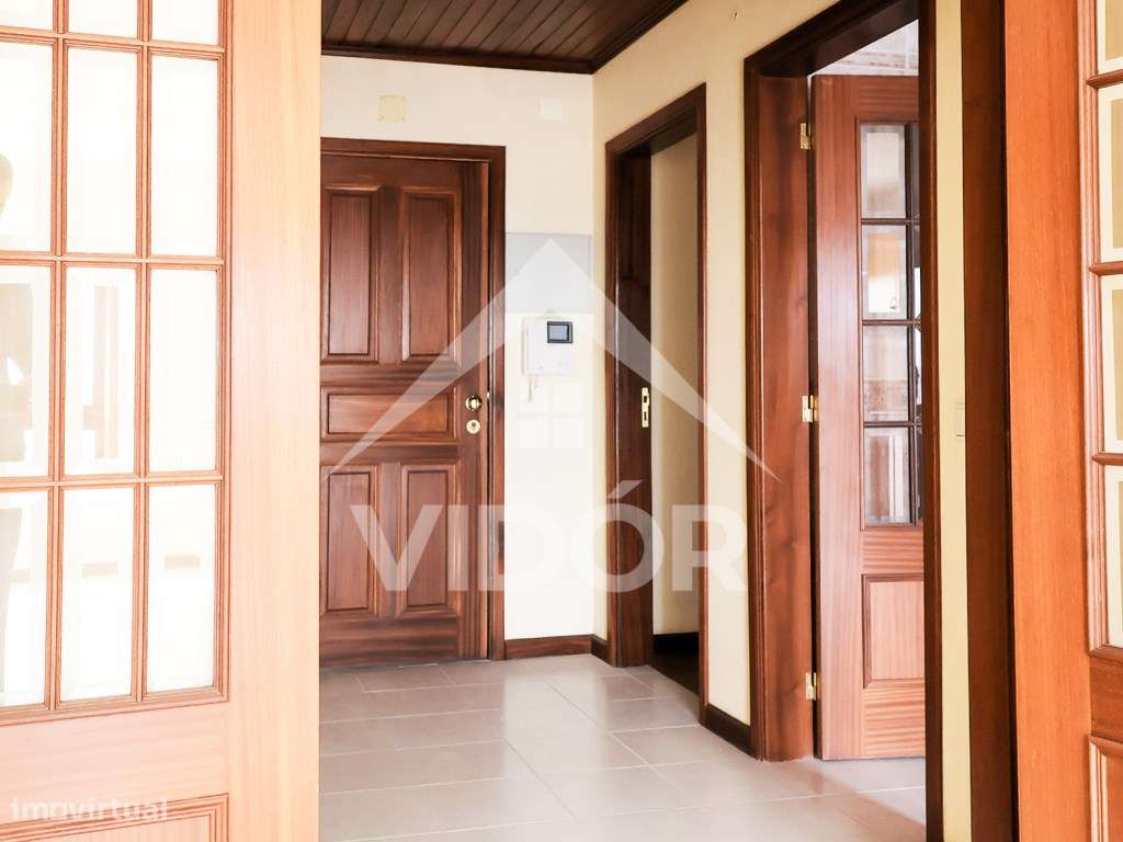 T3 no 6º Andar com Parqueamento e Arrecadação - Grande imagem: 3/8