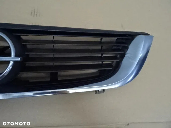 GRILL ATRAPA OPEL VECTRA B LIFT NR32 - 2