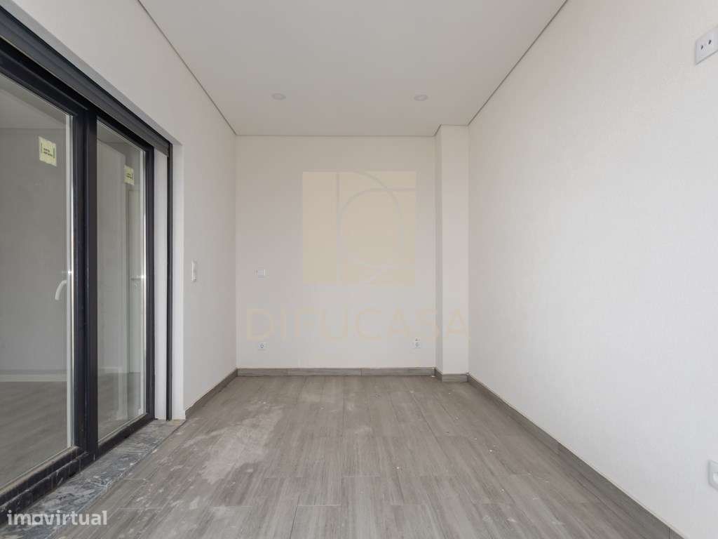 Moradia Com Garagem e Piscina Pronta a Habitar-32