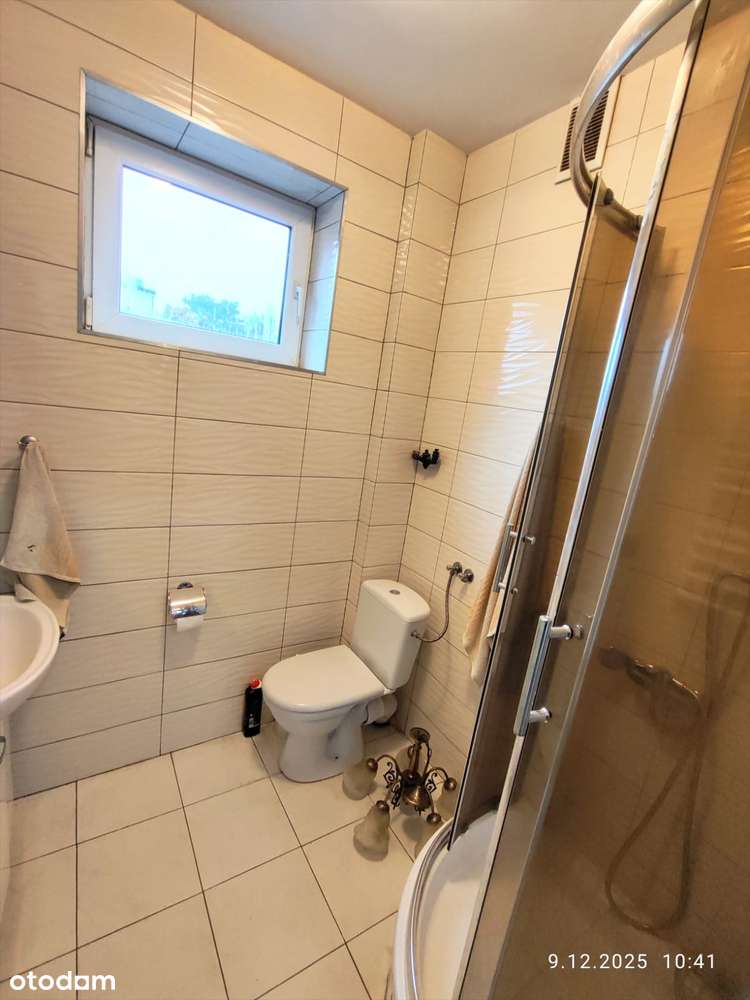 Dom z dwoma niezależnymi mieszkaniami.-12