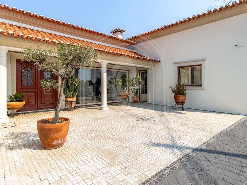 Moradia de Luxo T4+2, Remodelada, Mobilada, Piscina, Salão de Jogos...-52