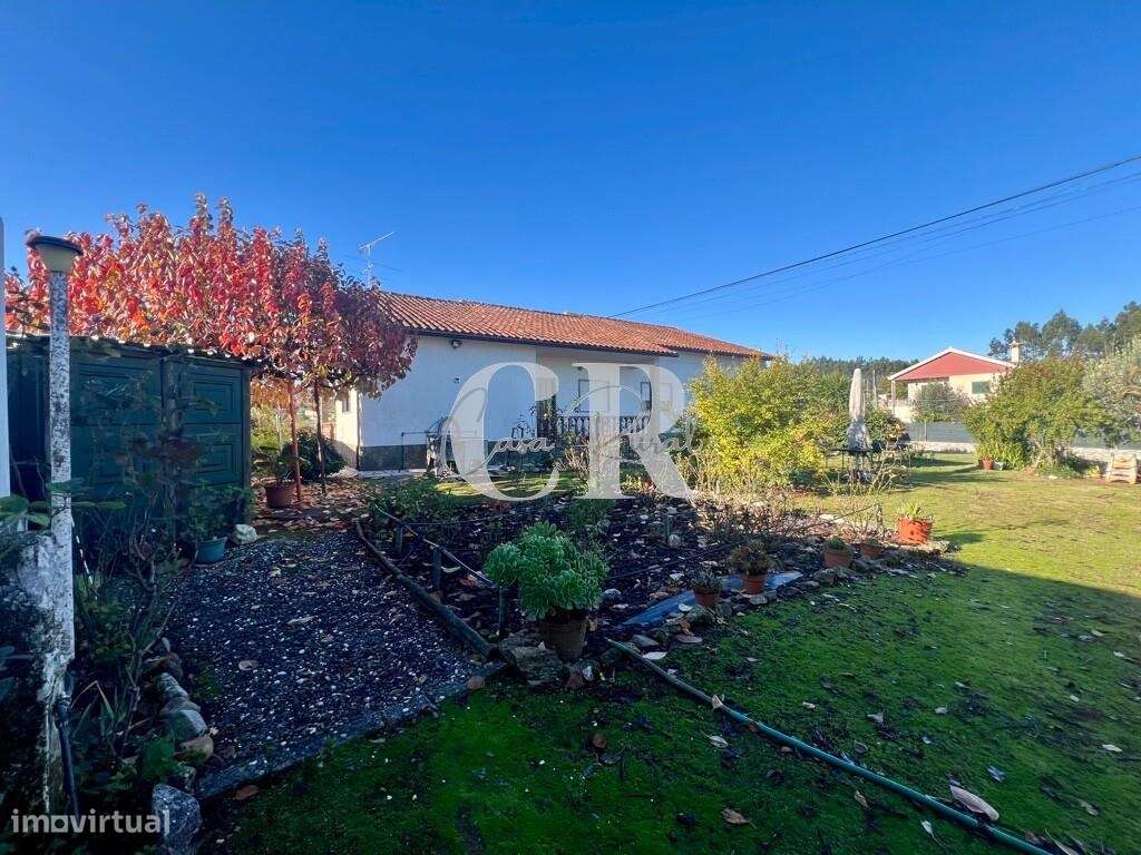 Excelente moradia térrea e independente com jardim em Arega - Figueiró-12