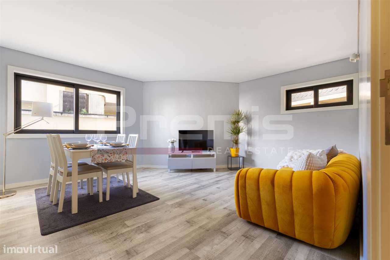 T1 no centro do Porto em frente ao metro-0