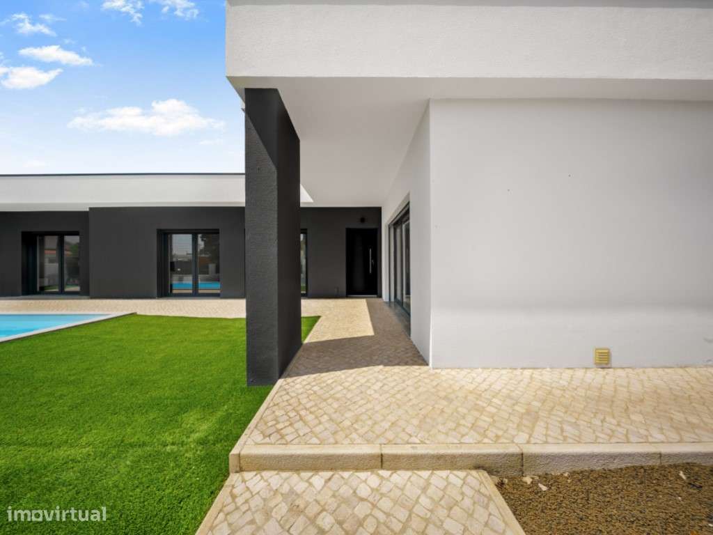 Moradia T3 Isolada com Piscina-27