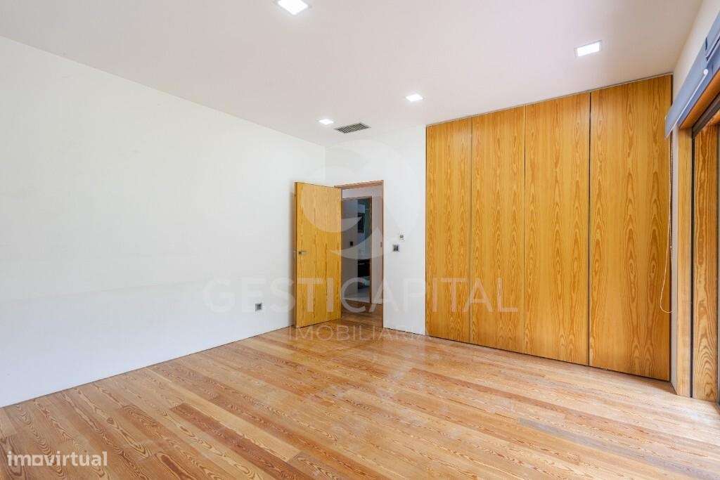 Moradia T4 Térrea de Luxo em Pedra com Terreno, Garagem e Levada Natur-16