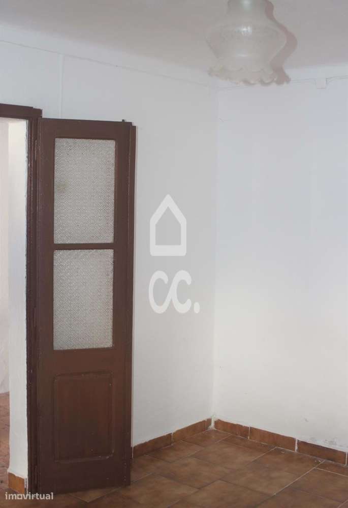 Moradia T2 para recuperar,  em Mourão. - Grande imagem: 4/24