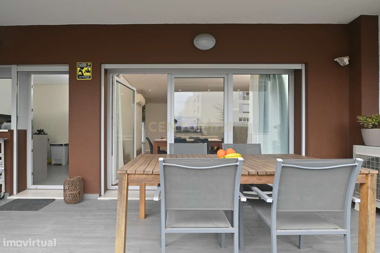 Elegante T2 com 2 Amplos Terraços e parqueamento  para Carro Elétrico-17