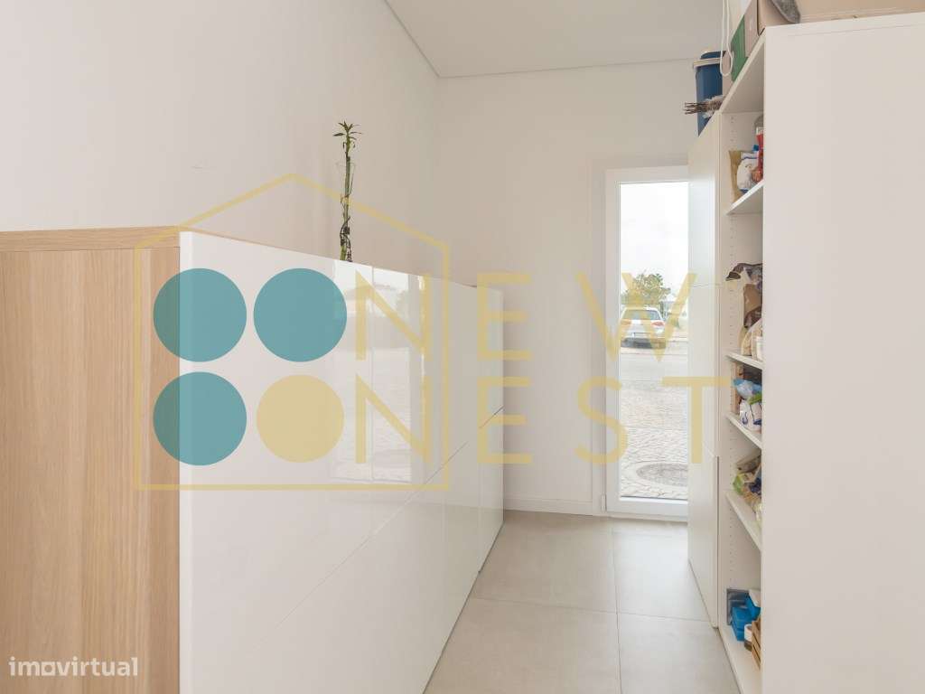 Moradia T3+1 em Banda como Nova com pátio e Vista Castelo de Palmel...-48