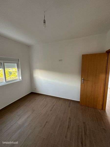 ARRENDA-SE T2- renovado R/chão com terraço - Grande imagem: 4/7