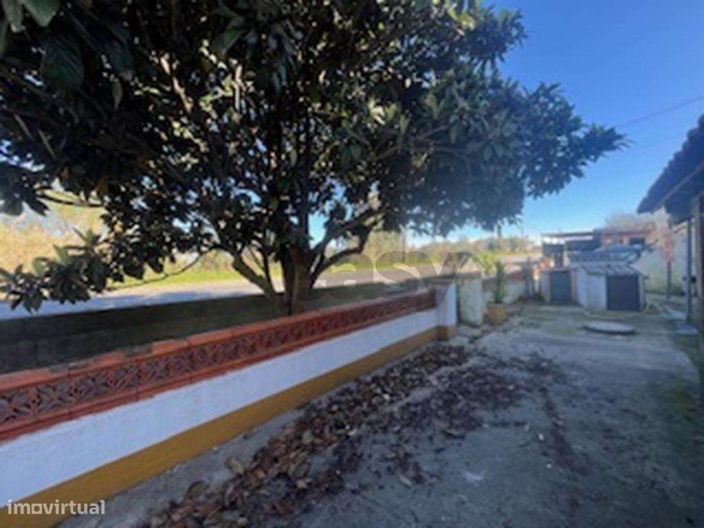 Andar de Moradia T2 com lugar de garagem e quintal em partes comuns de - Grande imagem: 4/28