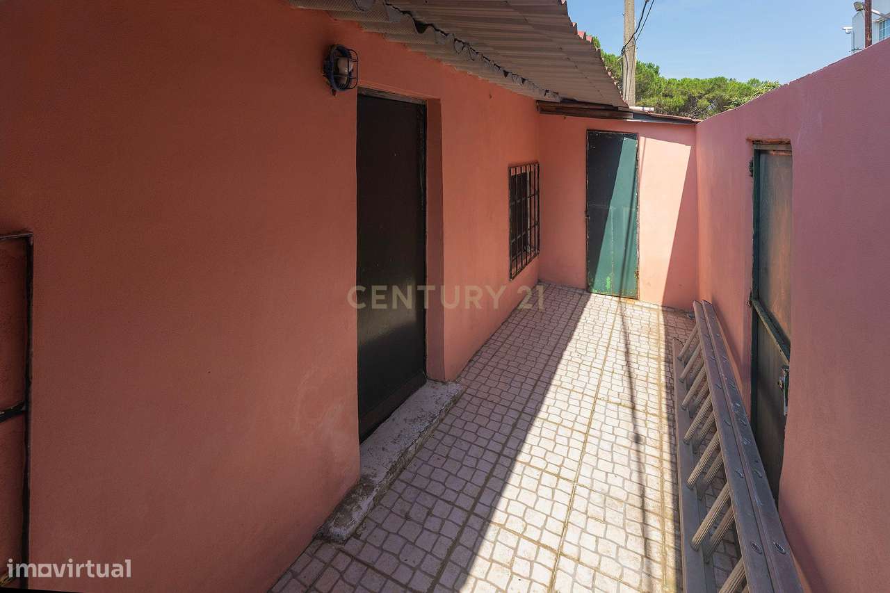 Moradia T3 com Quintal e Alto Potencial no Caramão da Ajuda, Lisboa-7