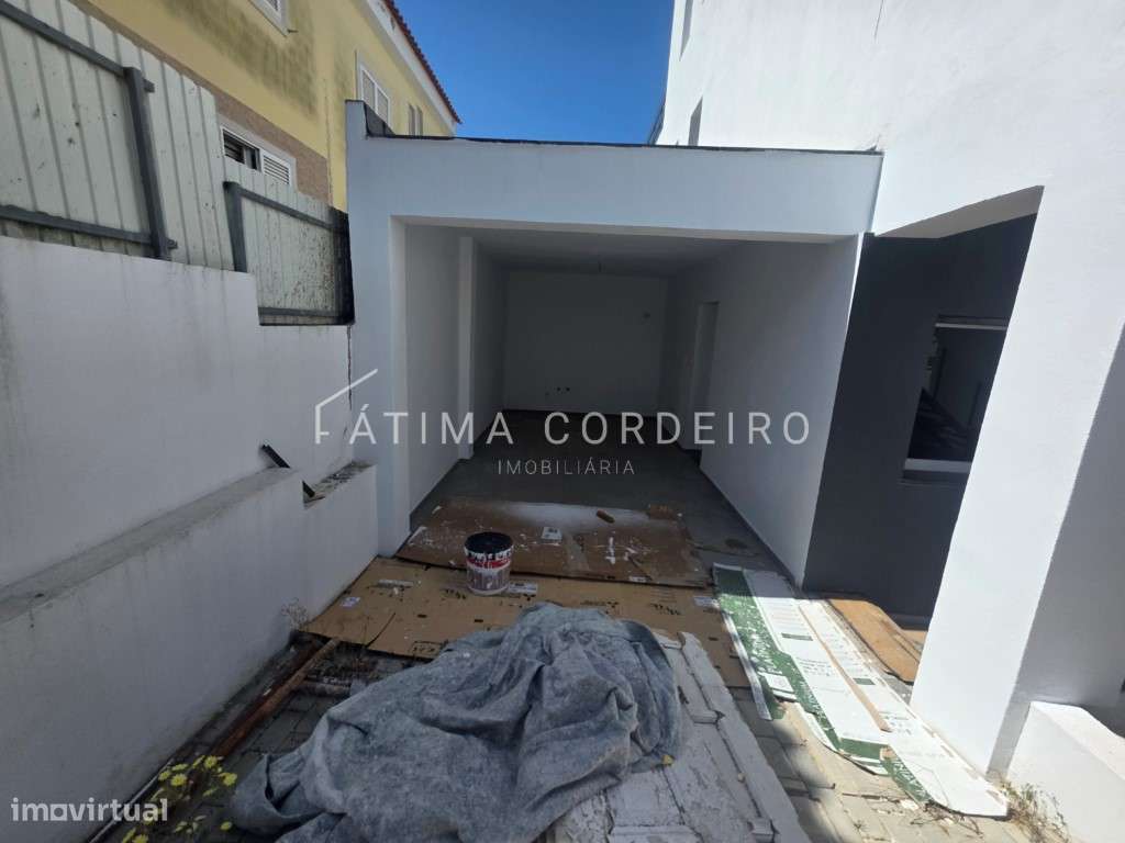 Moradia T3 com piscina e terraço-23
