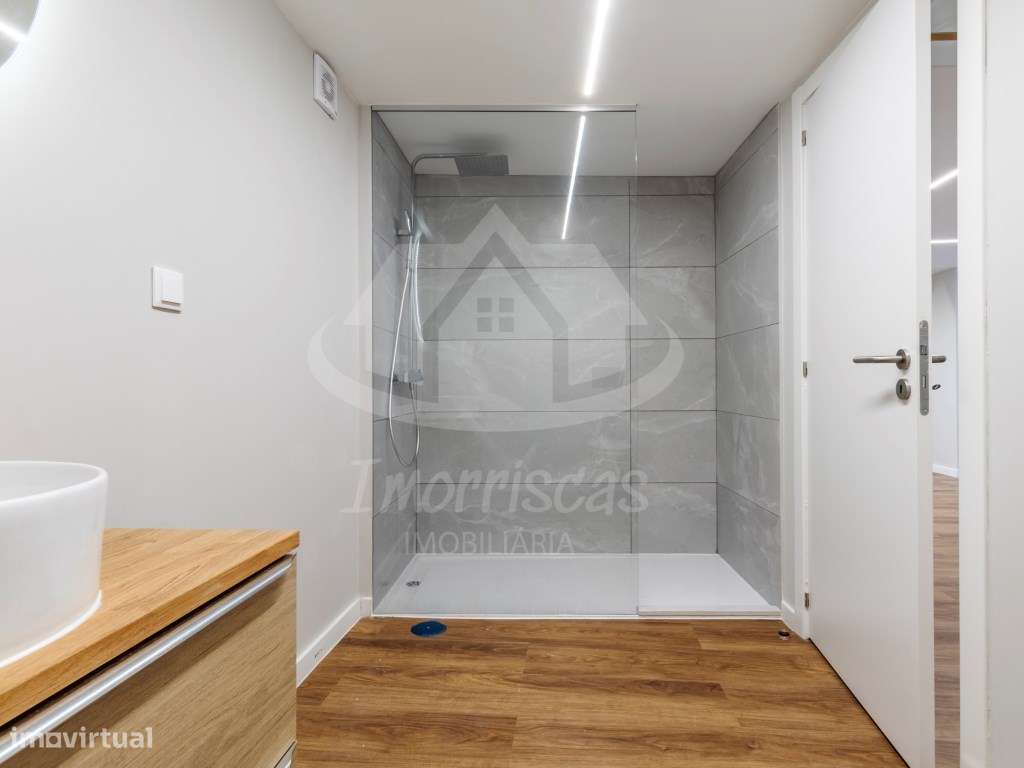 T3 Duplex Remodelado com Entrada Independente no Centro de Sacavém-38