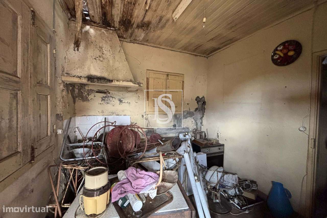 Moradia T2 para reconstrução em Tondela-3