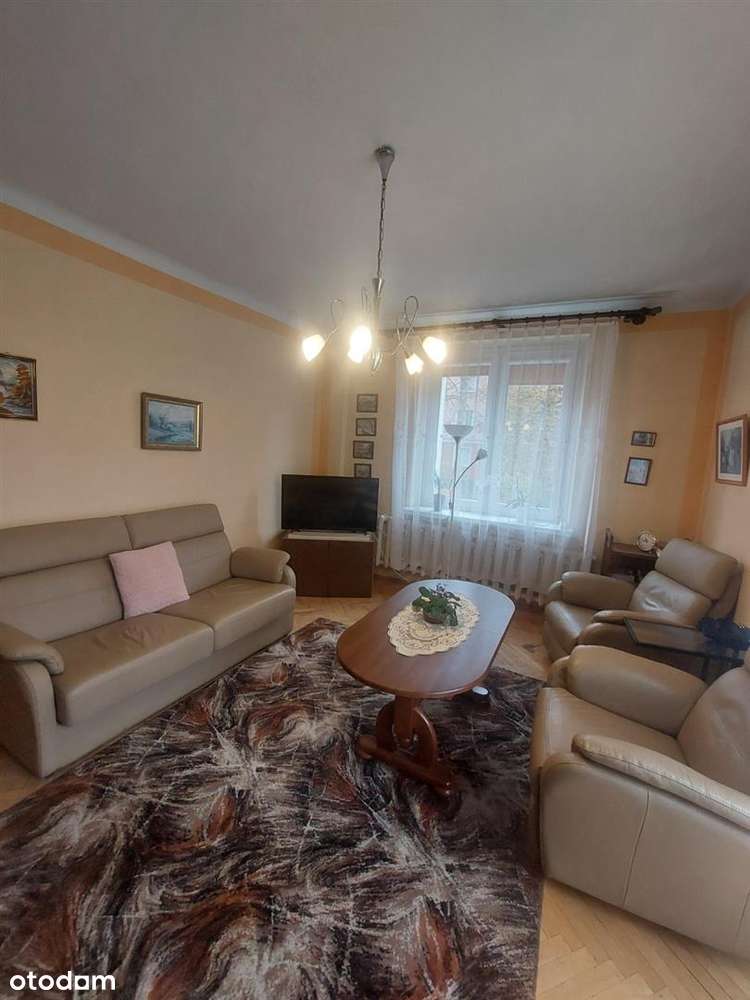 Klimatyczne, 2 pokojowe z wyposażeniem, I piętro w centrum-2