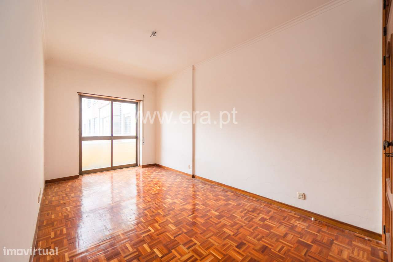 Apartamento T2 com Excelente Luminosidade e Localização – Massamá-19