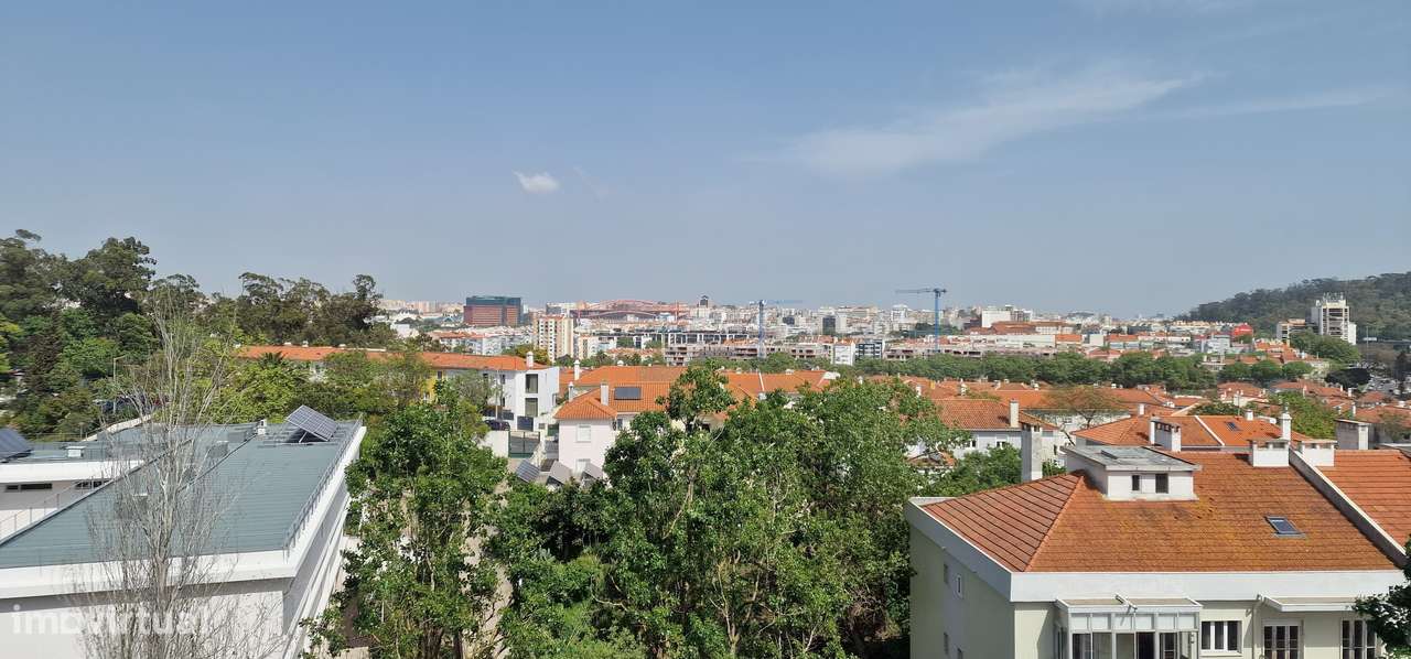 Apartamento T3 de Luxo e Modernidade no Coração de Benfica com Vista p-37