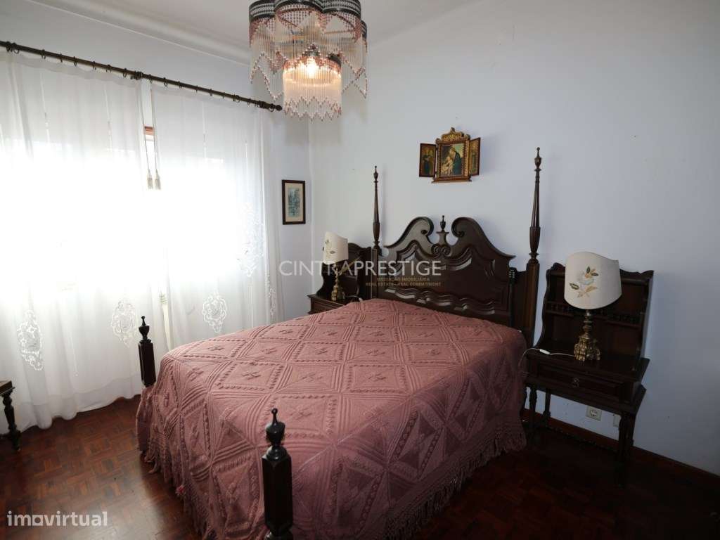 Moradia no Centro de Mafra com 2 Pisos e 2 Garagens.-20