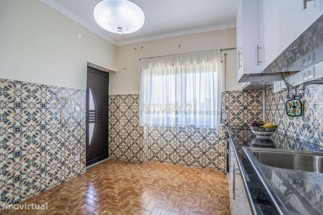 Moradia Bifamiliar com 2 Armazéns de Grande Dimensão-9