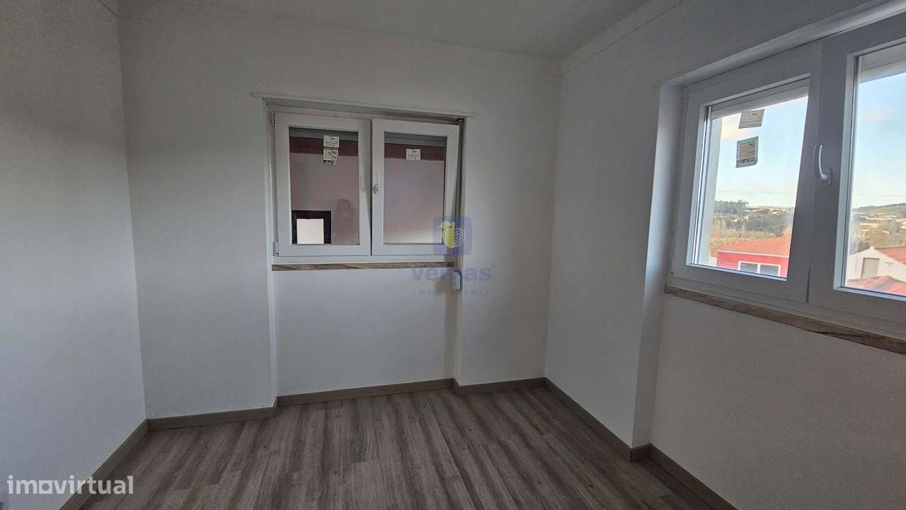 Edifício para Habitação e Comércio - Moradia T3 Renovada c/ Terraço e-20