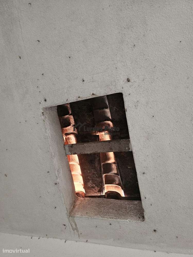 Moradia com possibilidade de seis T1-15