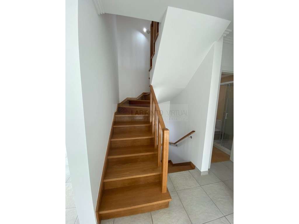 Vende-se excelente Moradia V3+1 na Ericeira, com vista mar.-16
