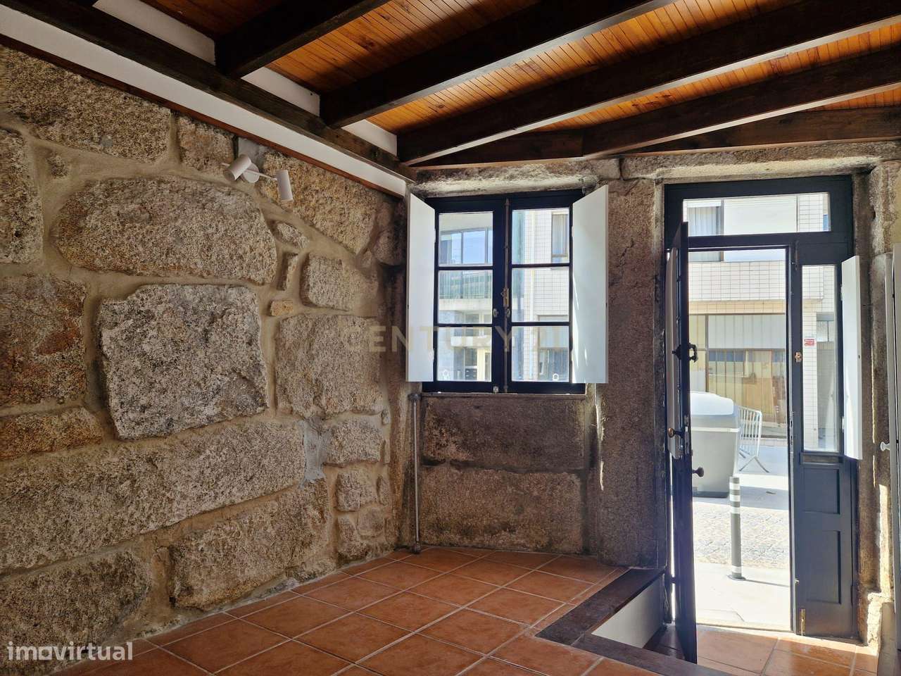 T0 +1, com espaçosa marquise, ao Carvalhido - Grande imagem: 3/15