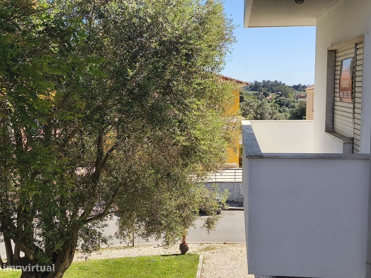 T3 Centro de Queijas, Oeiras. Parqueamento, Arrecadação, Varandas.-1