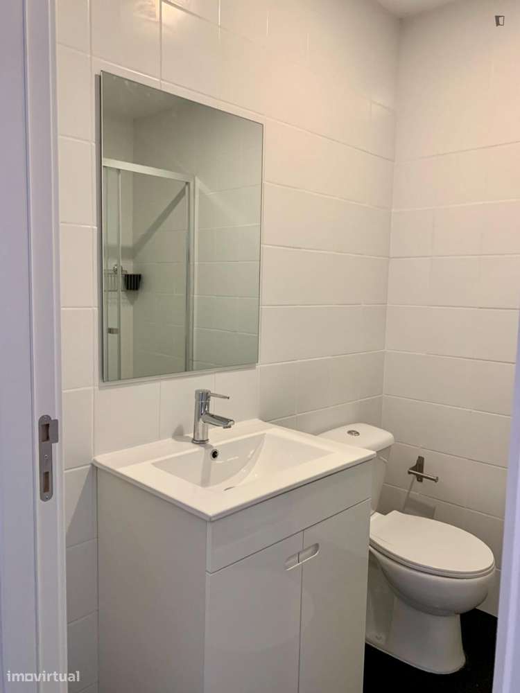 Quarto - localizado em Anjos Lisbon - Grande imagem: 2/12