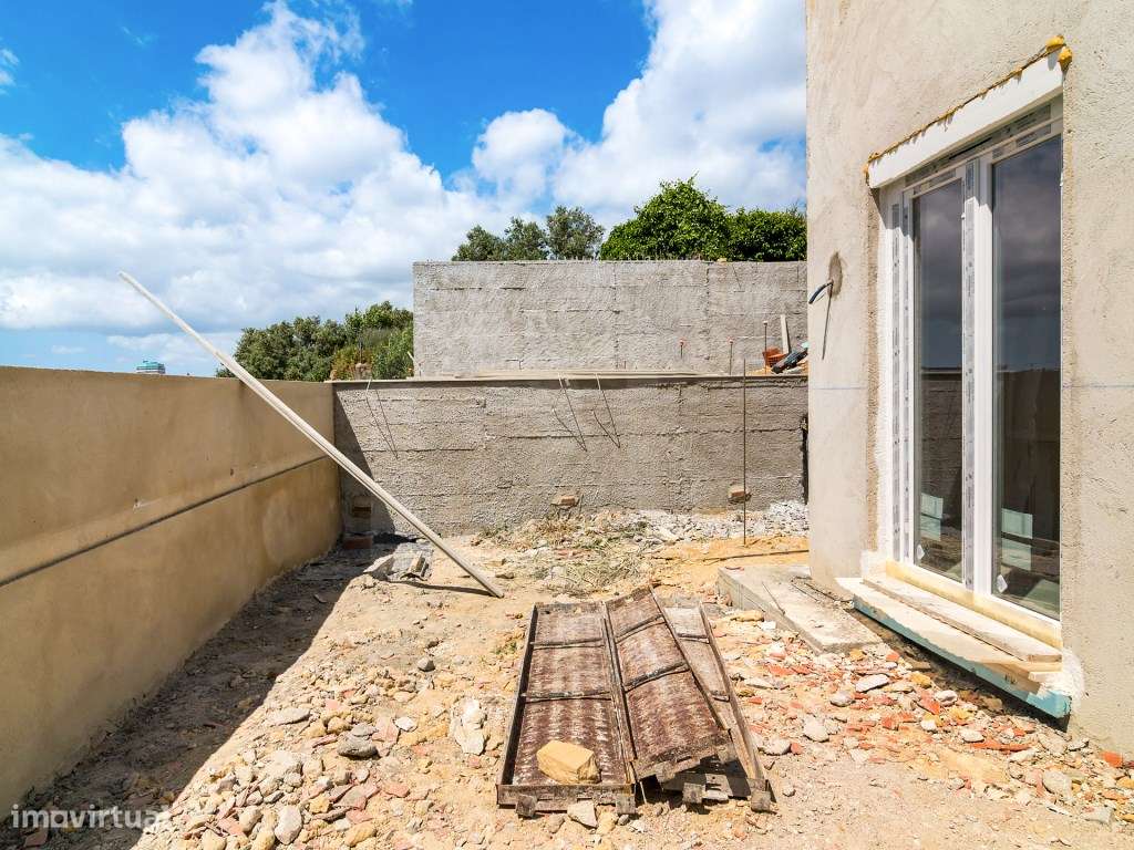Penthouse T2 com vistas, terraço e piscina em Lisboa.-21